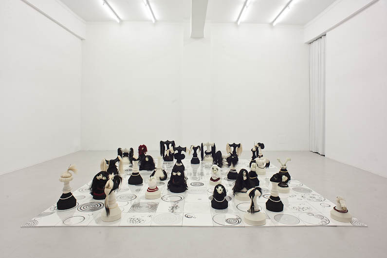 ohne Titel, 2010, Zeichnungen, MDF, Farbe, Acrylglas, Spiralfedern, Metall, Strumpfhosen, Haar, Pelz, Schädel, Perlen, Eberzähne, Federn, Kunstharz, 350,5 x 350,5 x 56 cm