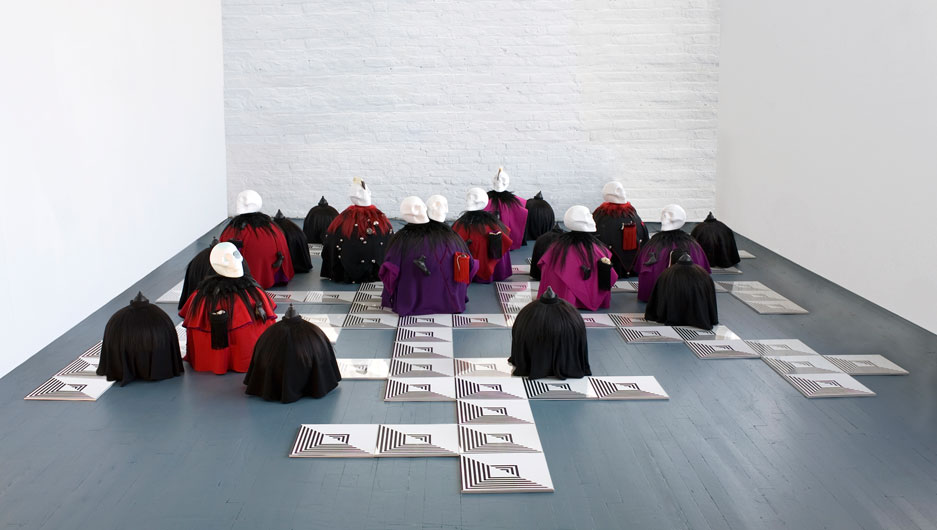 Los curas y sus pajes, 2010, Styropor, Stoff, Farbe, Ton, Haare, Strumpfhosen, Knochen, Zähne, Schädel, Federn, Leder, Kunststoff, Glocken, Zeichnungen, MDF, Plexiglas, 600 x 427 x 74 cm