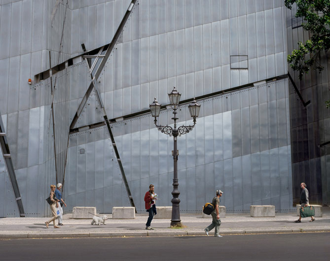 Passing by, 2010, C-Print, Diasec, Auflage 6, 95 x 120 cm
