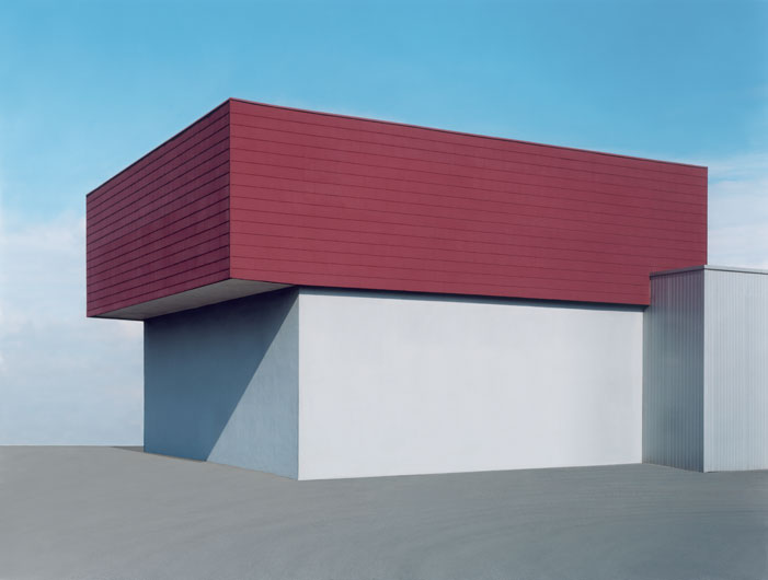 Halle rot-grau #1, 2001, C-Print, 100 x 133 cm